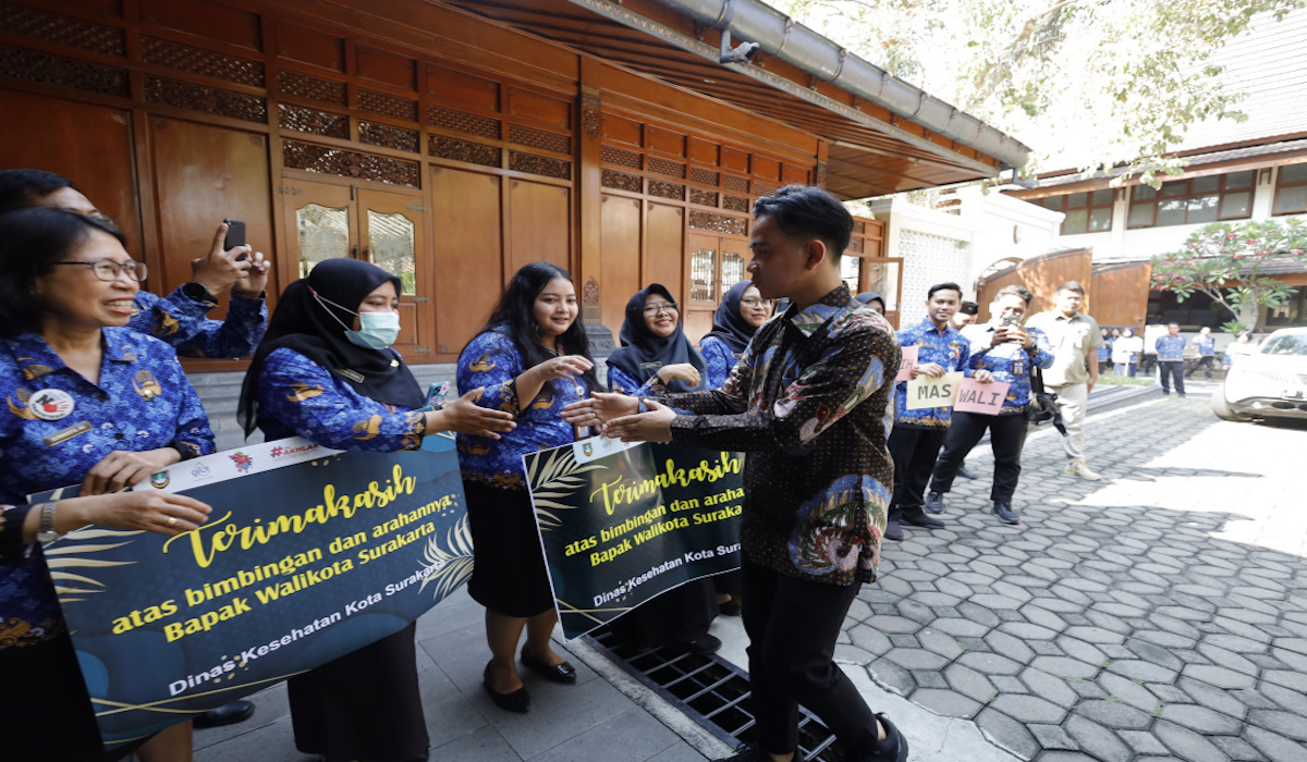 Wapres Terpilih Gibran Rakabuming Raka Diantar Ribuan ASN Hadir Rapat Paripurna di Kota Solo