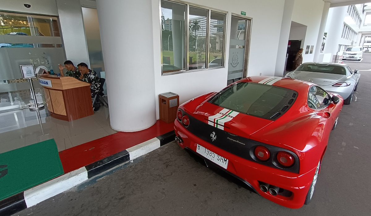 Kendaraan supercar milik tersangka pengusaha Harvey Moeis di Gedung Kejaksaan Agung 