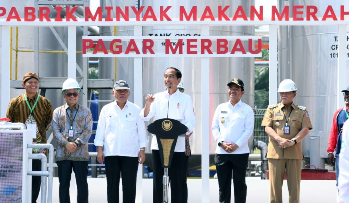 Presiden Joko Widodo saat meresmikan pabrik minyak makan merah pertama di Indonesia yang berada di Kecamatan Pagar Merbau, Deliserdang.