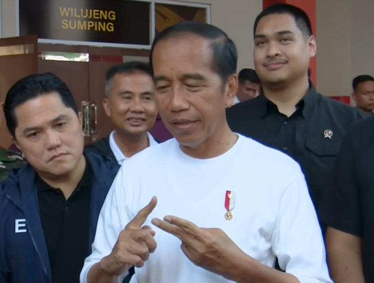 Presiden Joko Widodo temui wartawan usai pertandigan pembuka Piala Presiden 2024