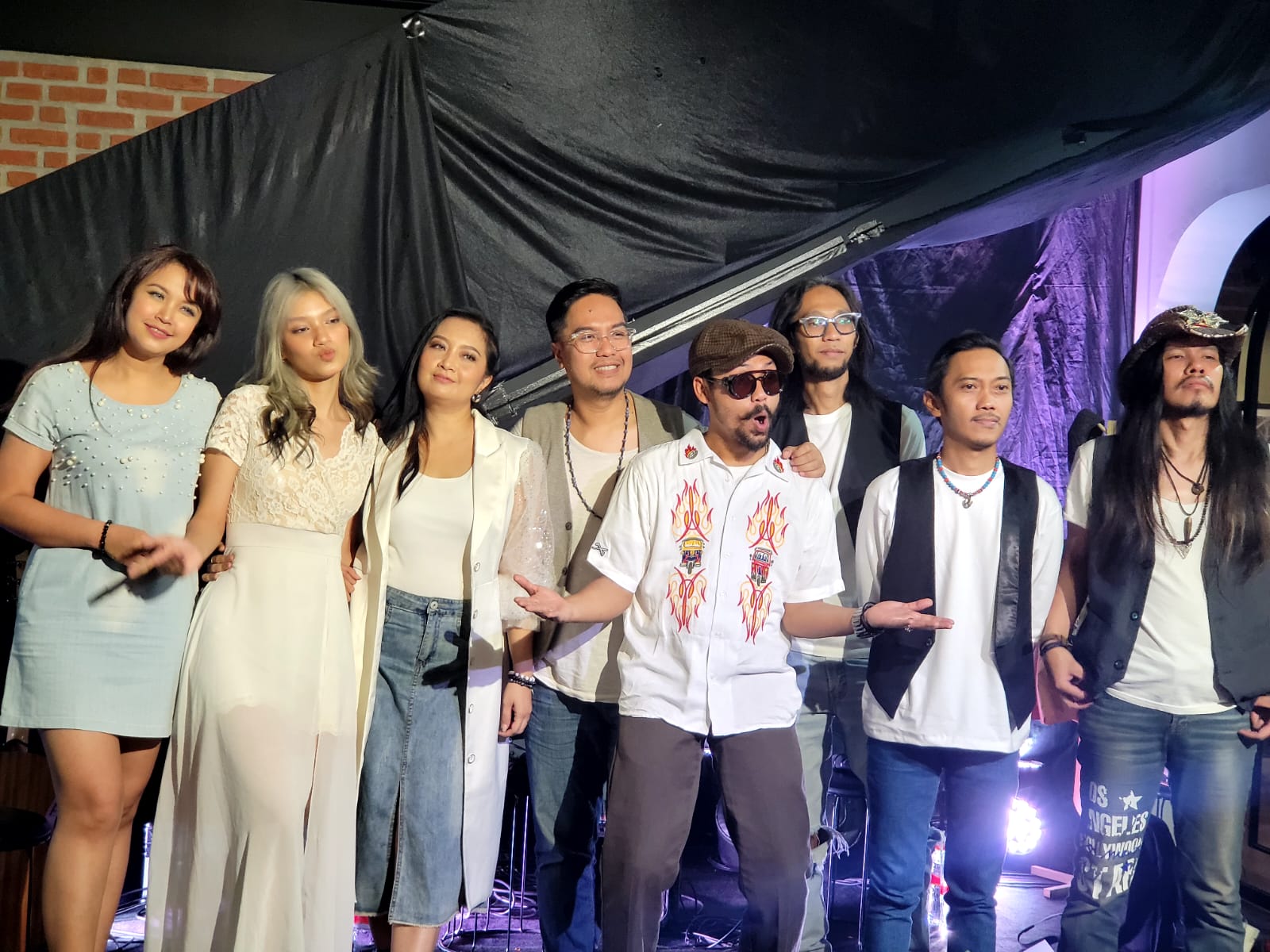 Musikus Firman Ink bersama rekannya saat peluncuran channel YouTube-nya. 