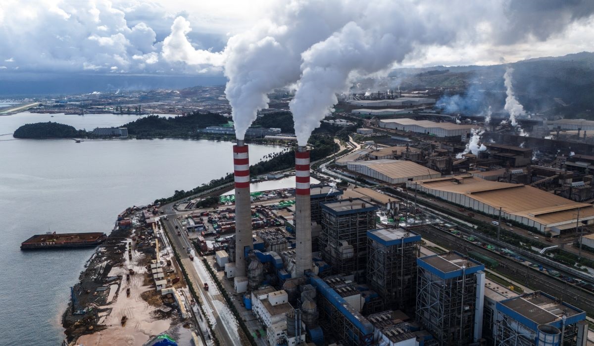 Pengolahan nikel (smelter) di Kawasan Indonesia Weda Bay Industrial Park (IWIP) di Desa Lelilef, kabupaten Halmahera Tengah, Maluku Utara.