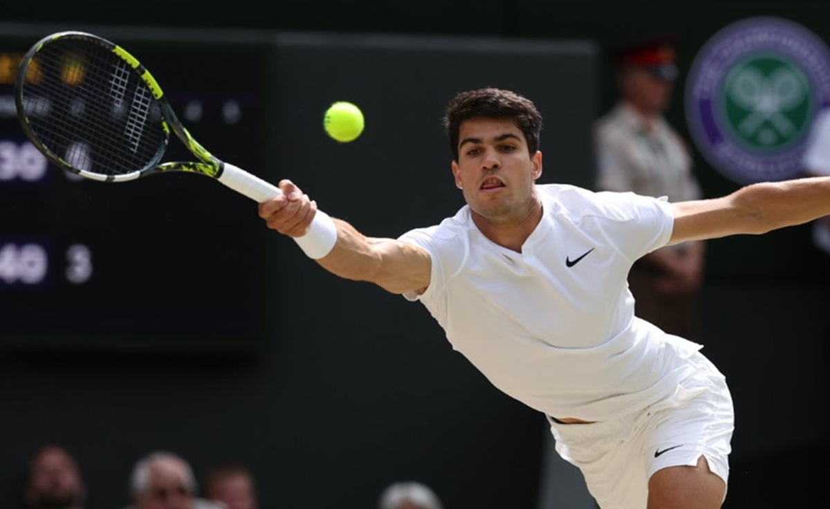 Carlos Alcaraz bangkit dari ketertinggalan satu set untuk mengalahkan Daniil Medvedev dan mencapai final Wimbledon