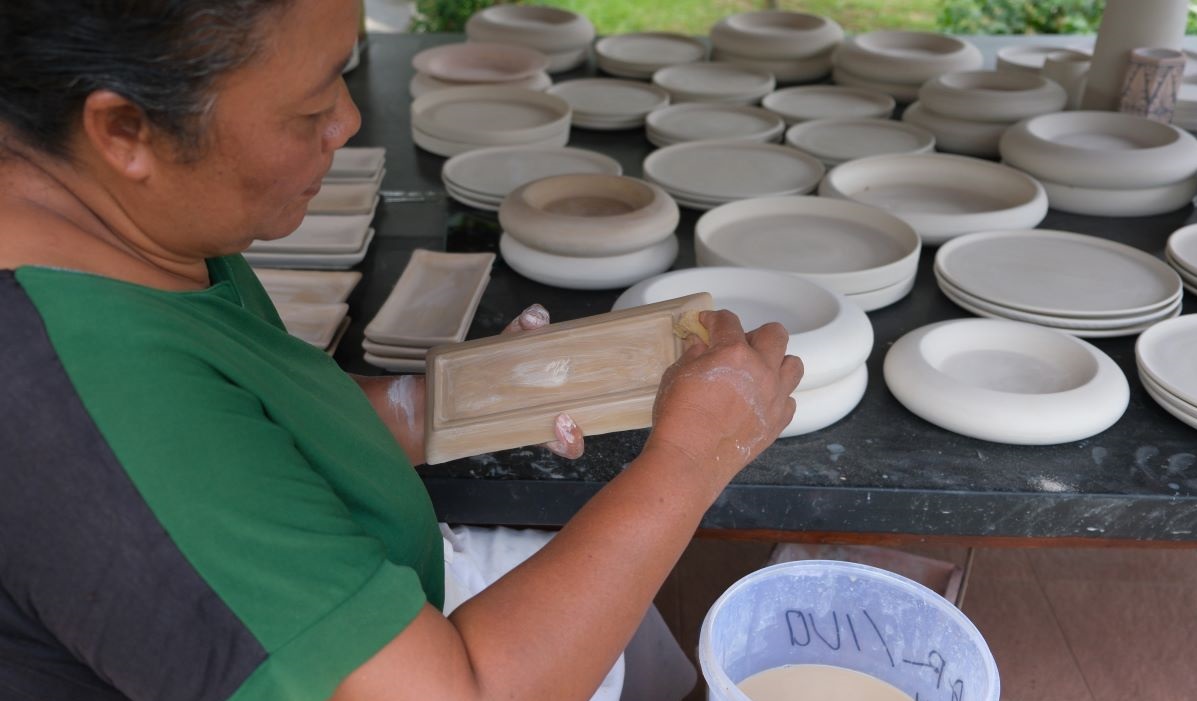 Perajin menyelesaikan pembuatan piring berbahan keramik di lingkungan Pekilen, Desa Selanbawak Marga, Tabanan, Bali, Senin (4/12/2023).
