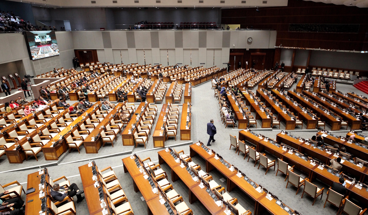 Anggota DPR RI hadir dalam rapat paripurna masa persidangan V Tahun 2023-2024 di Gedung Nusantara II 
