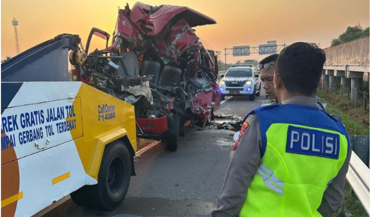 Polantas Boyolali sedang melakukan olah TKP di sekitar bangkai mobil Isuzu Elf.