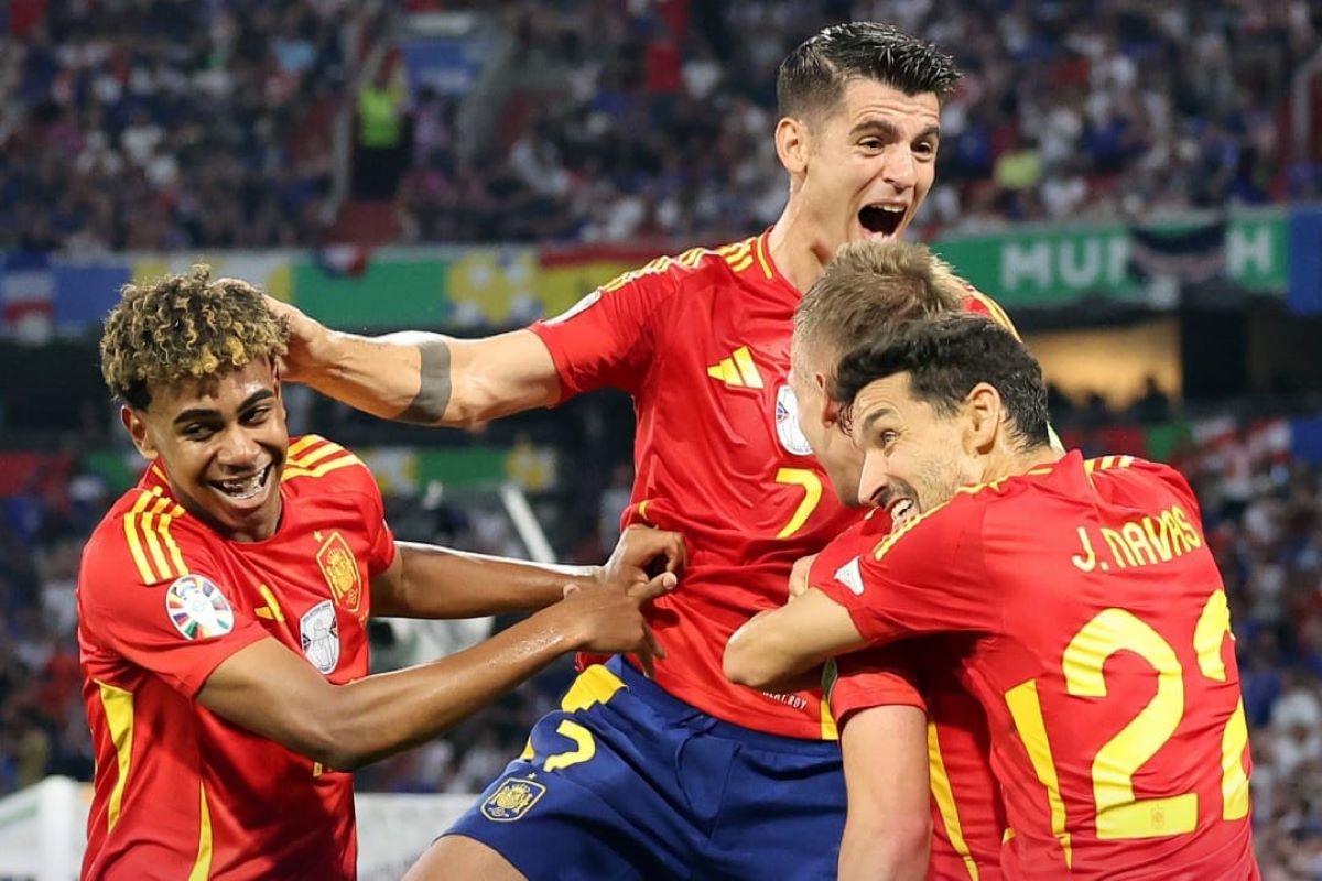 Para pemain Timnas Spanyol merayakan kemenangan.