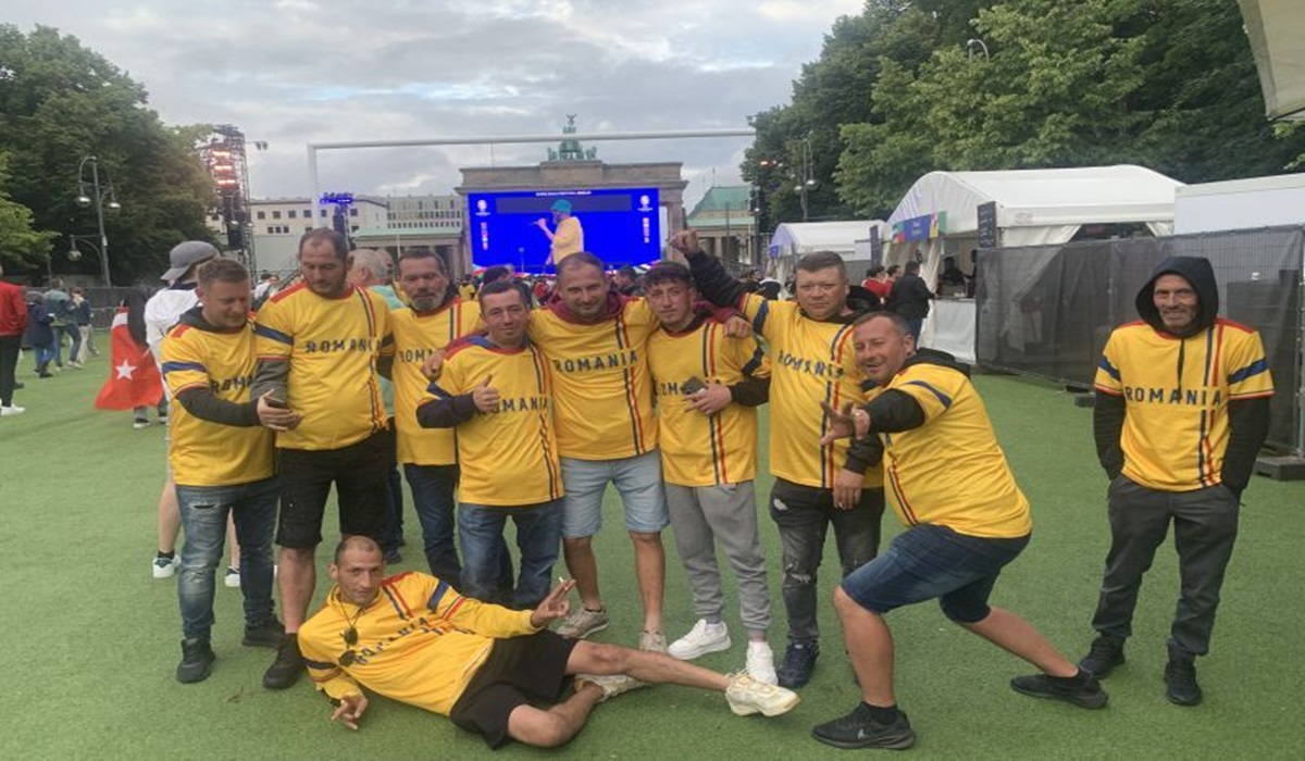 Para pendukung Rumania di Fan Zone, Berlin.