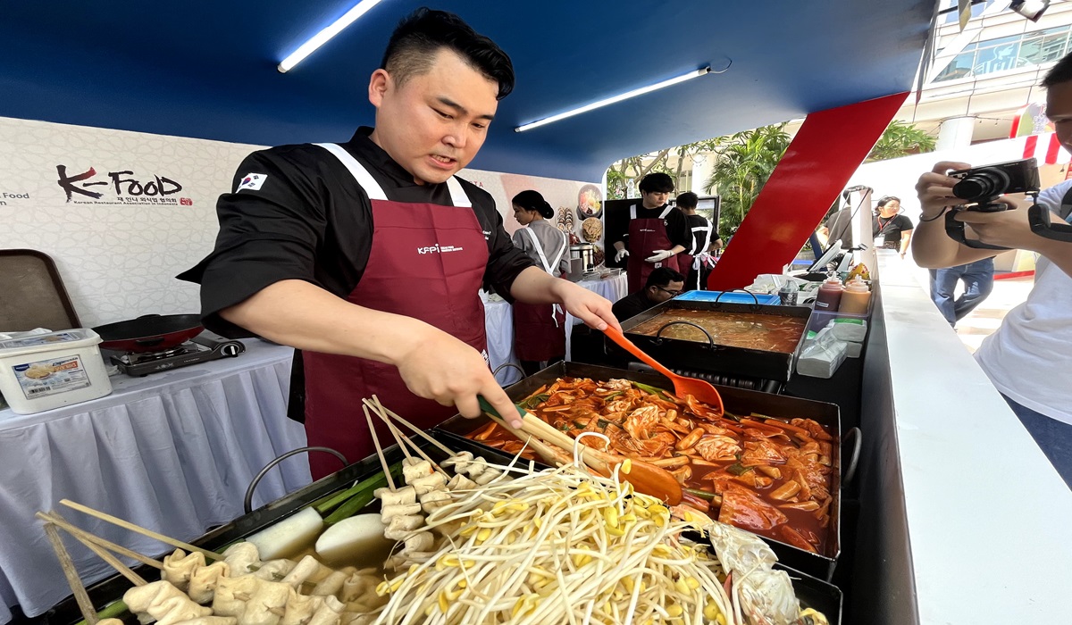 Aksi salah satu chef dari Korean chef restaurant Association yang sedang mengolah makanan khas Korea.