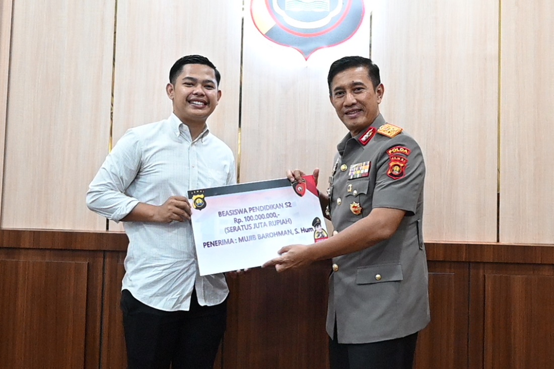 Kapolda Jambi Inspektur Jenderal Rusdi Hartono secara simbolis menyerahkan bea siswa bernilai Rp100 juta.