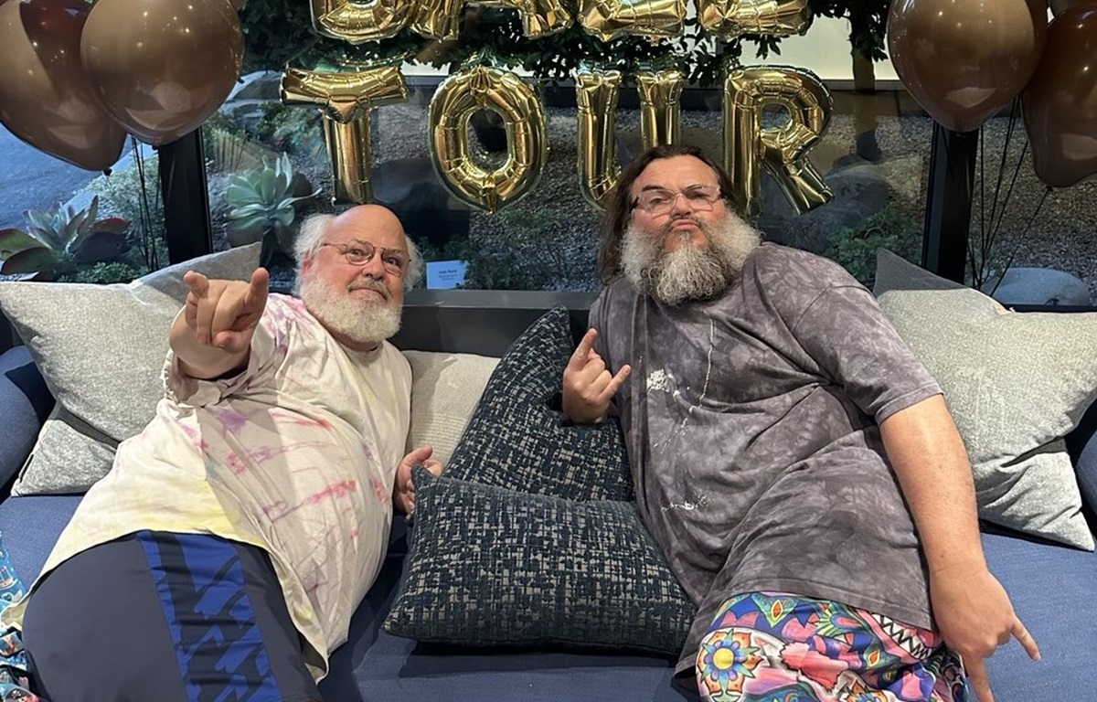 Tenacious D membatalkan sisa tur setelah reaksi negatif dari komentar anggota band Kyle Gass tentang Donald Trump