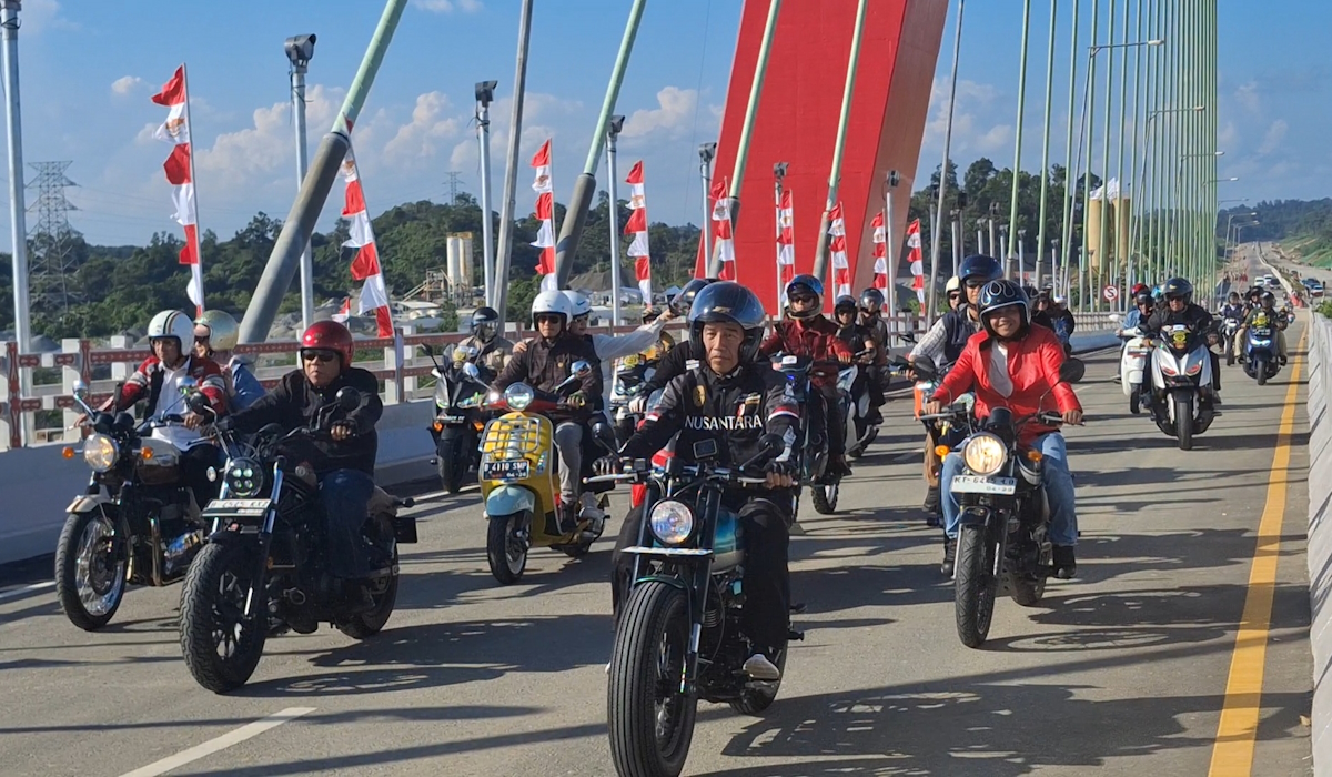 Jokowi mengendarai motor bersama sejumlah influencer