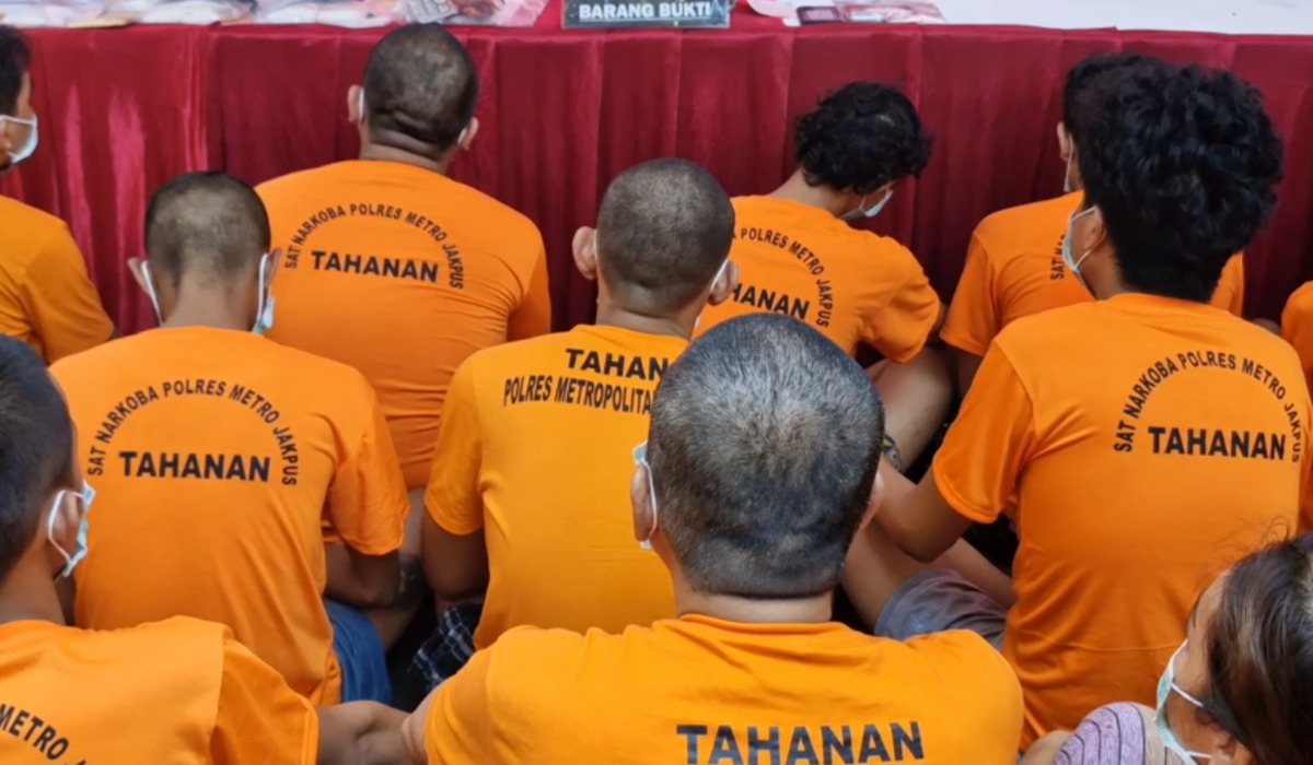 Para tersangka yang digerebak di kampung Narkoba, Menteng, Jakarta Pusat.