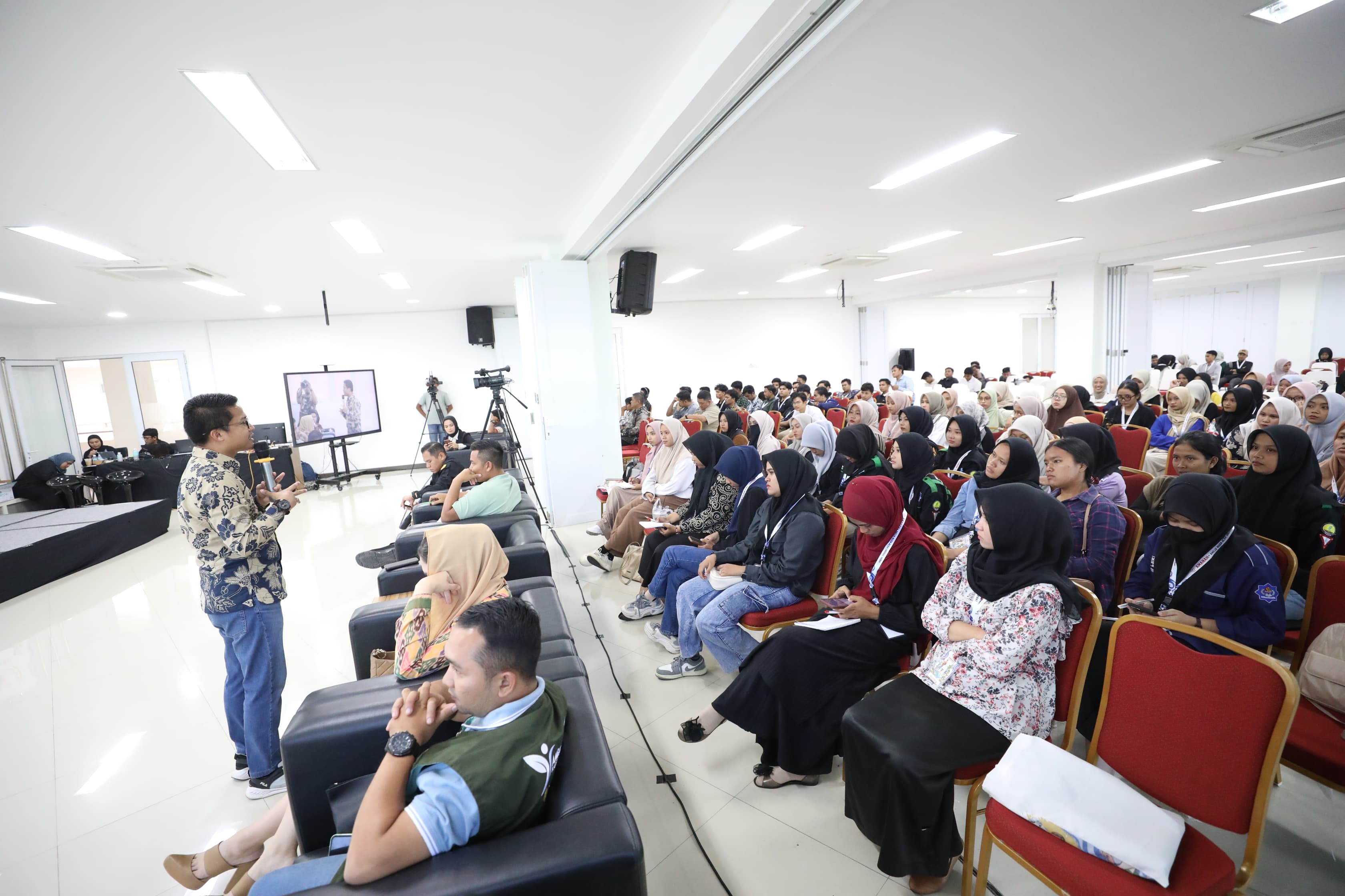 Melalui komunitas Aneuk Muda Aceh Unggul Hebat (AMANAH) generasi muda Aceh diajak untuk mengembangkan sektor pertanian modern. 