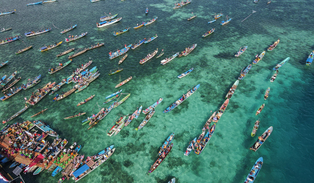 Foto udara puluhan perahu di salah satu destinasi wisata favorit, Pelabuhan Pangulu Belo, Kabupaten Wakatobi, Sulawesi Tenggara.