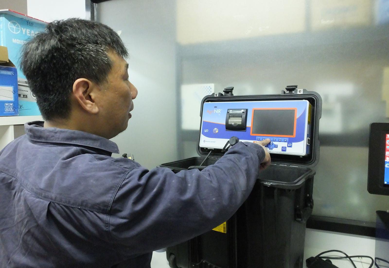 Near InfraRed spectroscopy (NIR) mampu memberikan informasi komposisi kimia secara cepat dan akurat tanpa merusak sampel.