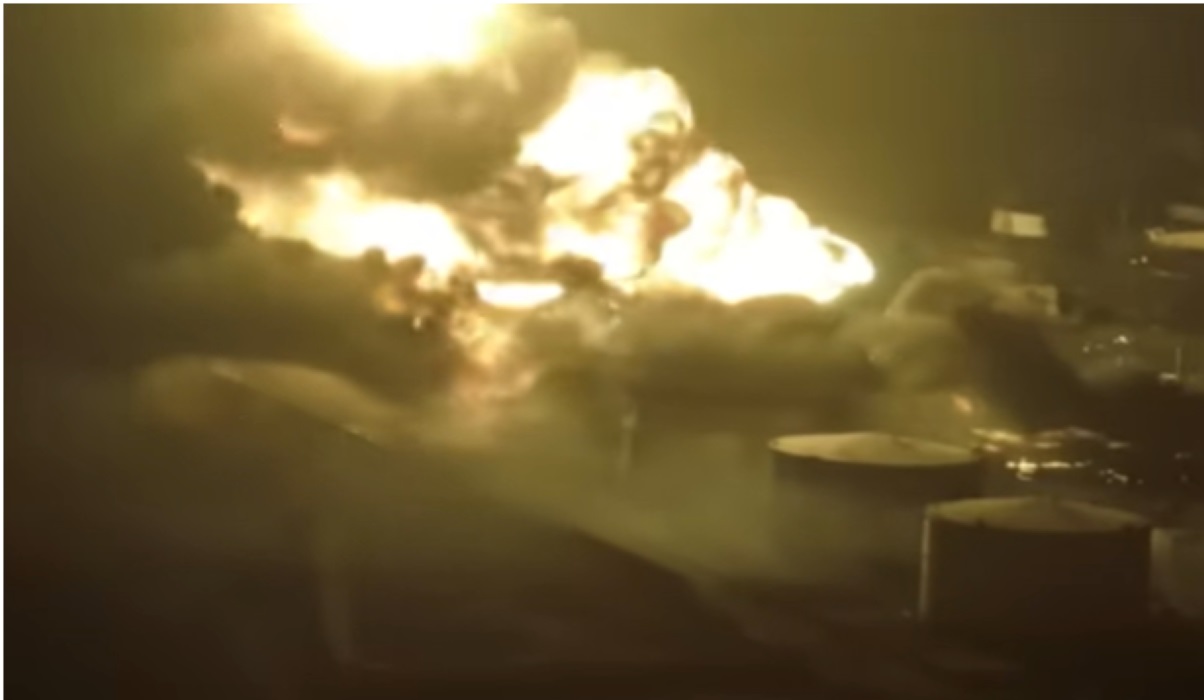 Serangan udara Israel di pelabuhan Laut Merah Hudaydah di Yaman barat.