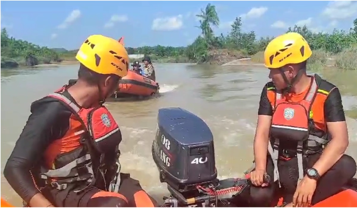 Tims SAR mencari korban.