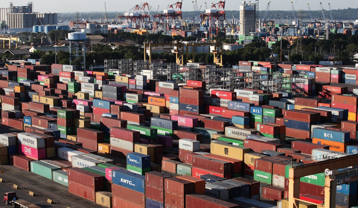 Truk trailer melintas di lapangan penumpukan kontainer, Terminal Petikemas Surabaya, Pelabuhan Tanjung Perak, Surabaya