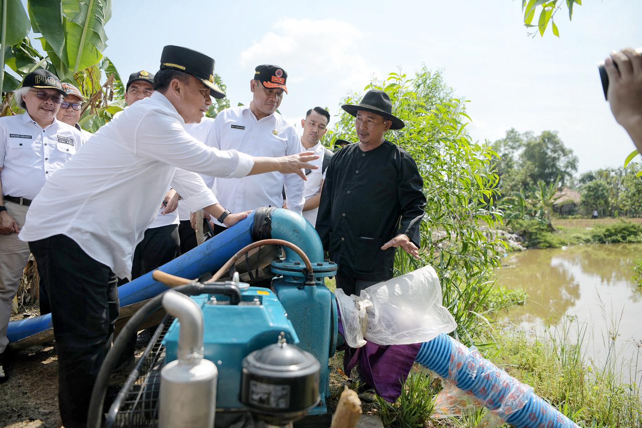 Sekda Jawa Barat Herman Suryatman mengunjungi program pompanisasi lahan pertanian di Indramayu