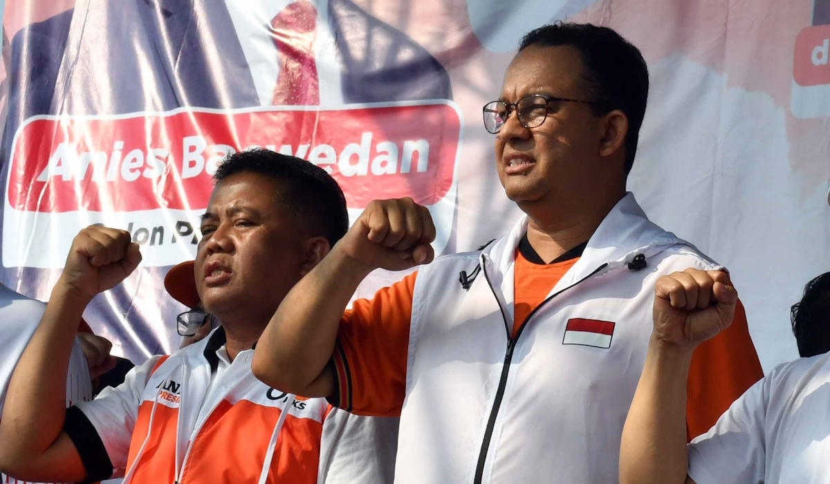 Anies Baswedan (kedua kiri) dan Sohibul Iman (kiri) 