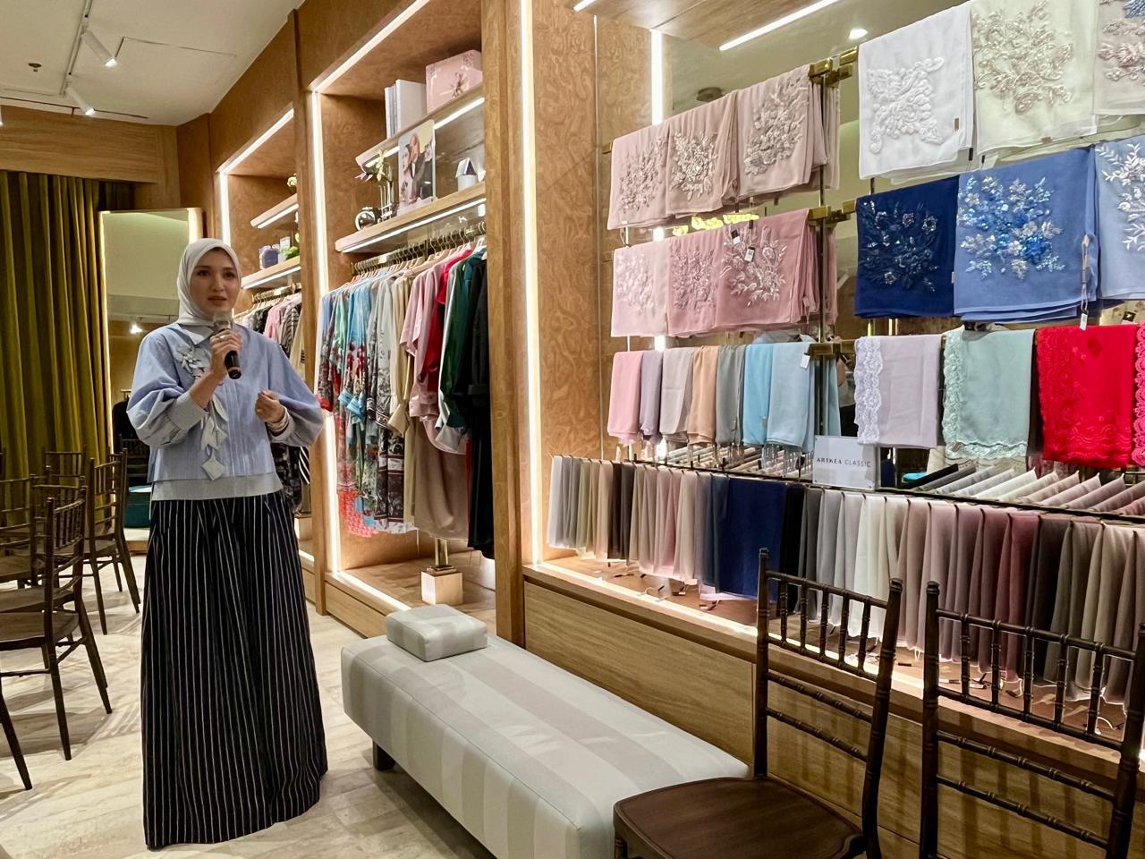 Chief Marketing Officer Artkea, Atya Irdita Sardadi, menjelaskan lini-lini produk Artkea. 