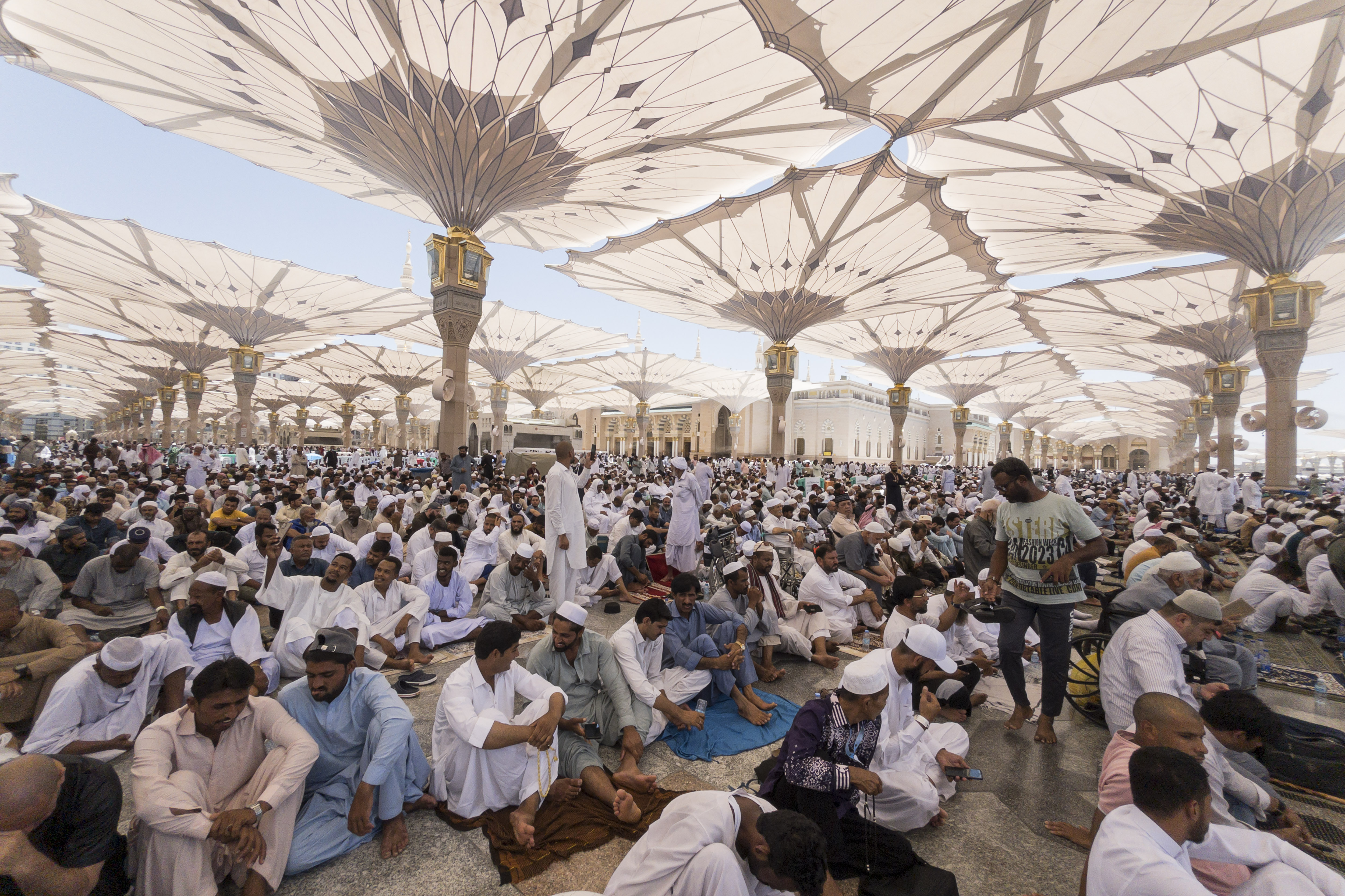 Sejumlah umat muslim menunggu dimulainya shalat Jumat di pelataran Masjid Nabawi, Madinah, Arab Saudi, Jumat 