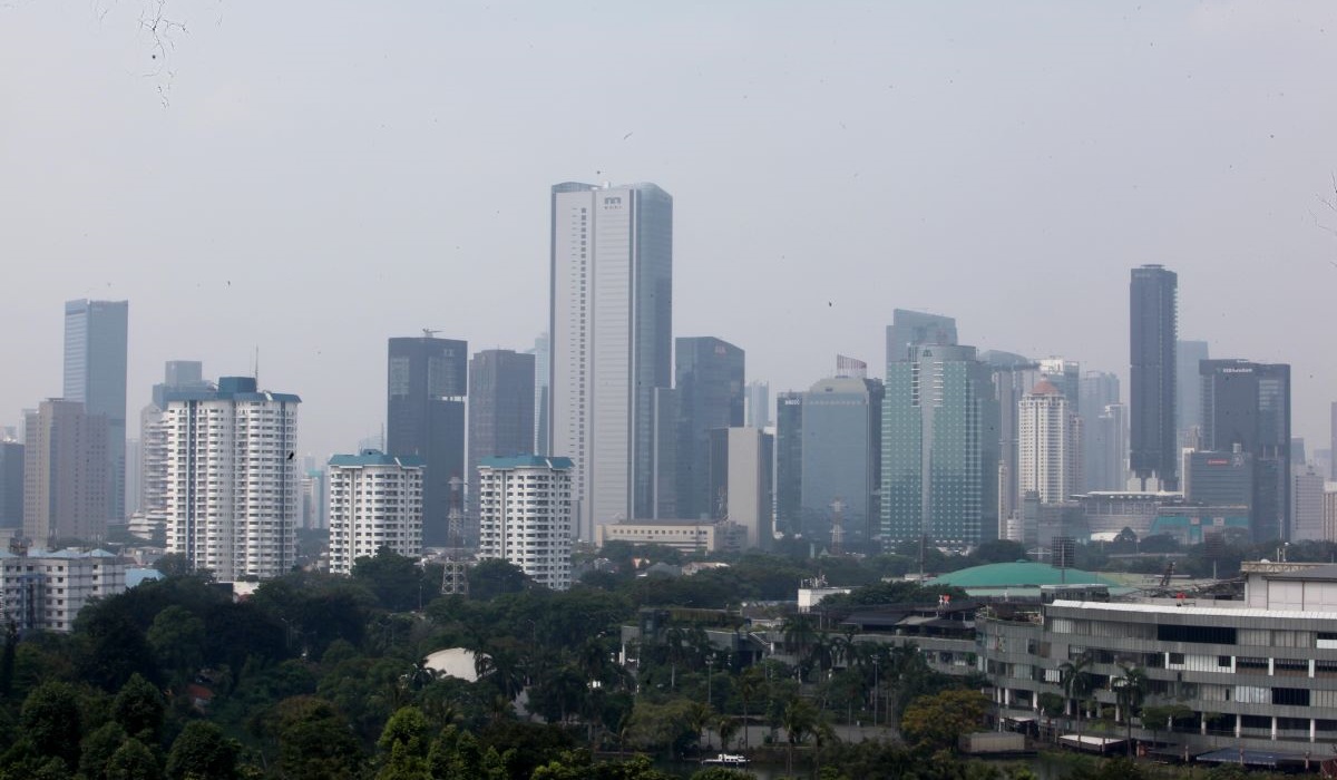 Deretan gedung-gedung perkantoran di kawasan Sudirman, Jakarta, Senin (24/6/2024).