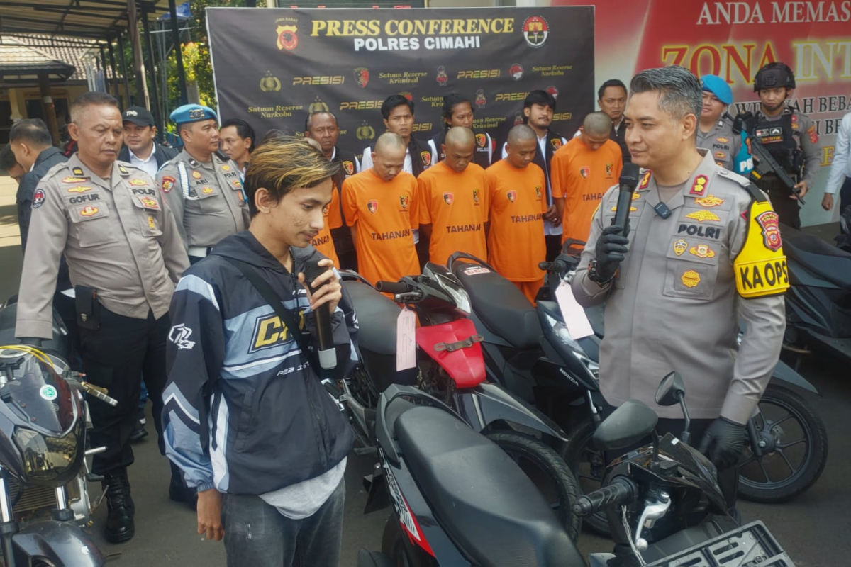 Polres Cimahi mengembalikan sepeda motor hasil curian kepada korban di Mapolres Cimahi.