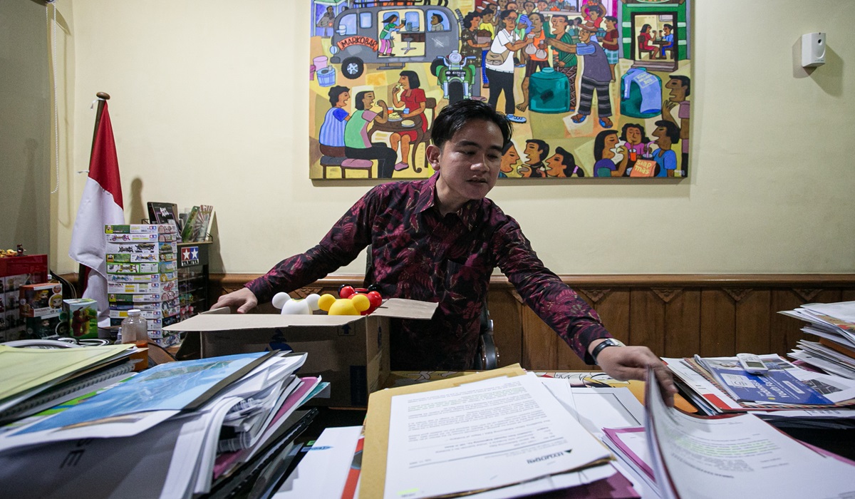 Wali Kota Solo Gibran Rakabuming Raka mengemasi barang miliknya usai mengajukan surat pengunduran diri ke DPRD Kota Solo, Selasa (16/7). 