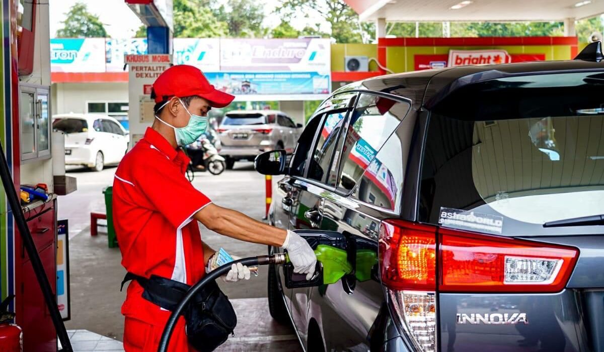 Petugas SPBU sedang mengisi BBM bersubsidi ke kendaraan.