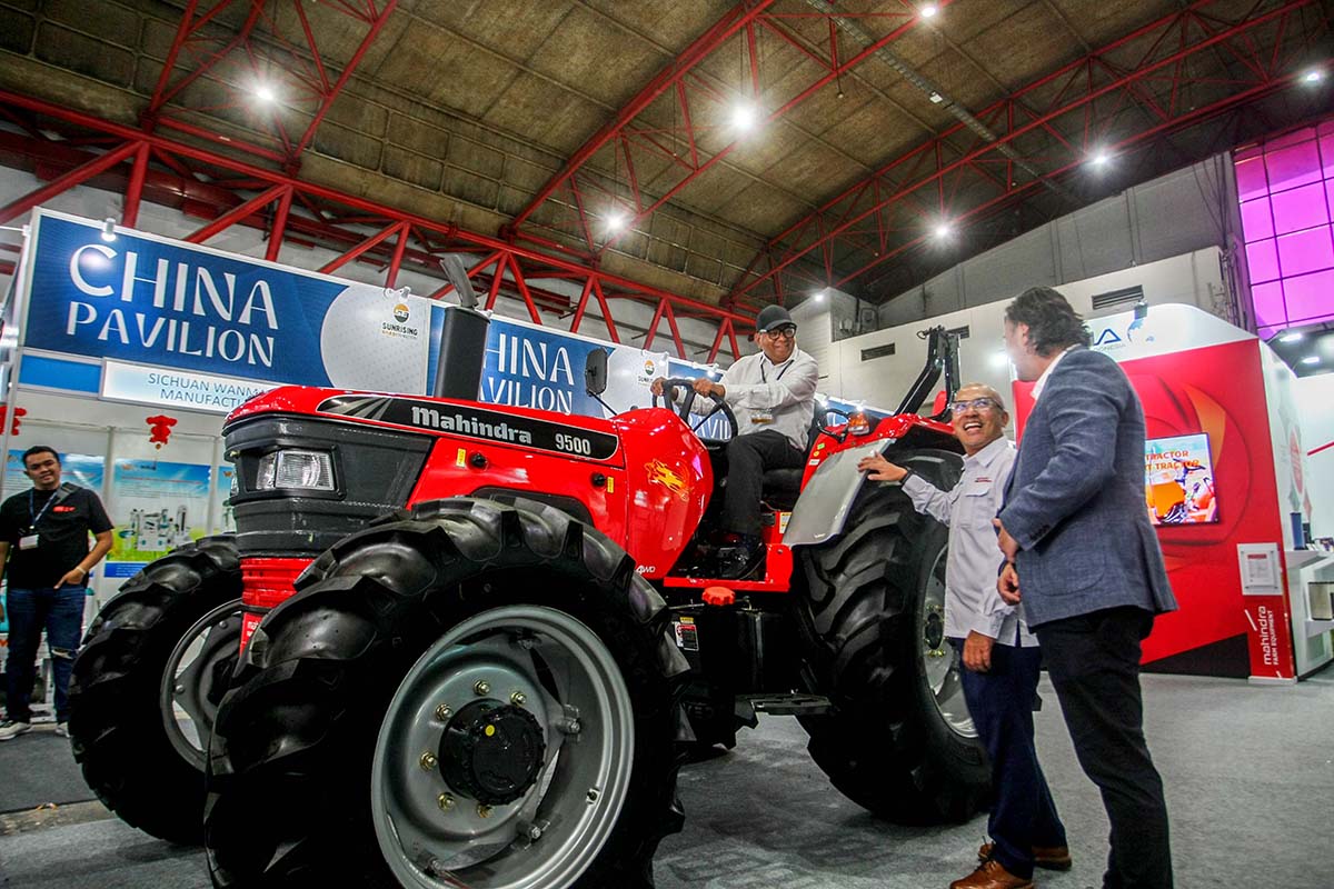RMA Indonesia bekerja sama dengan Mahindra Farm Equipment Sector (FES) meluncurkan lima traktor di Indonesia.