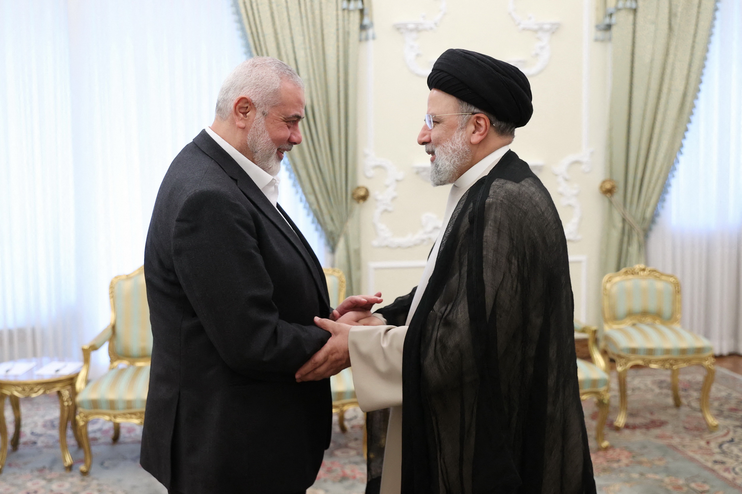  Ismail Haniyeh (kiri) sewaktu bertemu dengan Presiden Iran Ebrahim Raisi (alm) pada Maret 2024.