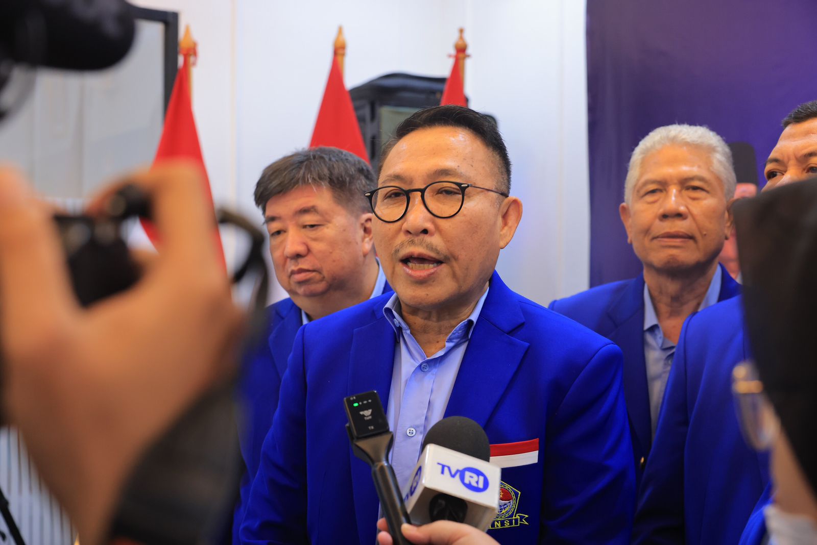 Ketua Umum HNSI Herman Herry ((tengah) memberikan keterangan kepada wartawan.