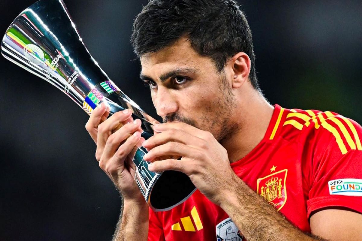 Pemain Spanyol Rodri mencium penghargaan pemain terbaik.