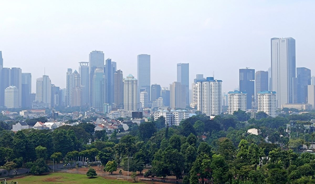 Deretan gedung-gedung perkantoran di kawasan Sudirman, Jakarta, Senin (24/6/2024).