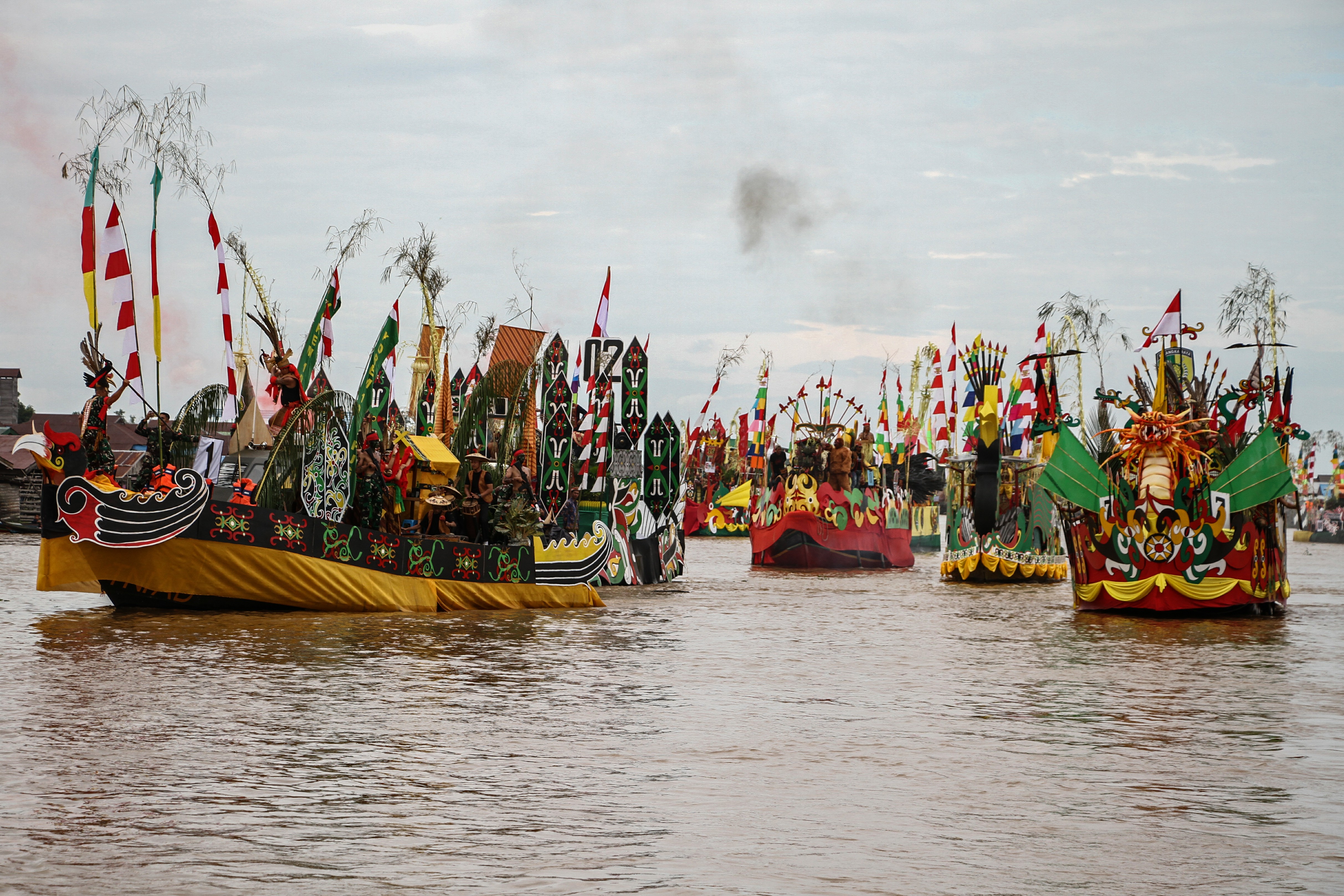 Puluhan perahu hias wara wiri di sepanjang Sungai Batanghari, Jambi, untuk menghibur wisatawan.