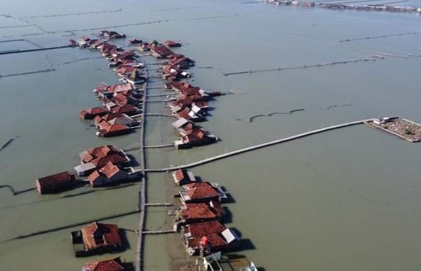 Perkampungan yang dilanda rob di Sayung, Demak, Jawa Tengah.