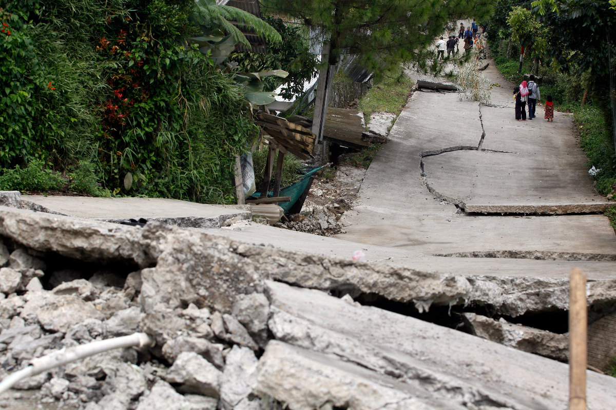 Ilustrasi, Kondisi jalan yang terbelah akibat pergerakan tanah di Bojong Koneng, Babakan Madang, Kabupaten Bogor, Jawa Barat