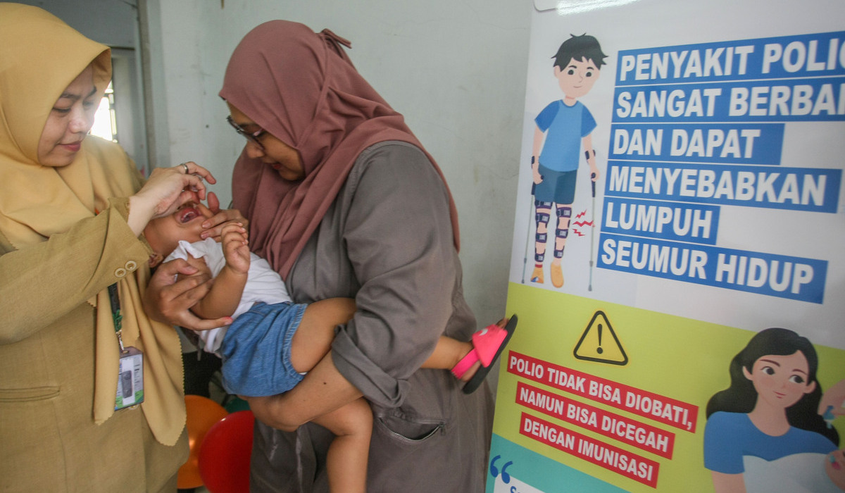 Balita mendapatkan imunisasi polio tetes saat pelaksanaan Pekan Imunisasi Nasioanal (PIN) Polio 2024 di Posyandu Cempaka Putih, Jakarta.