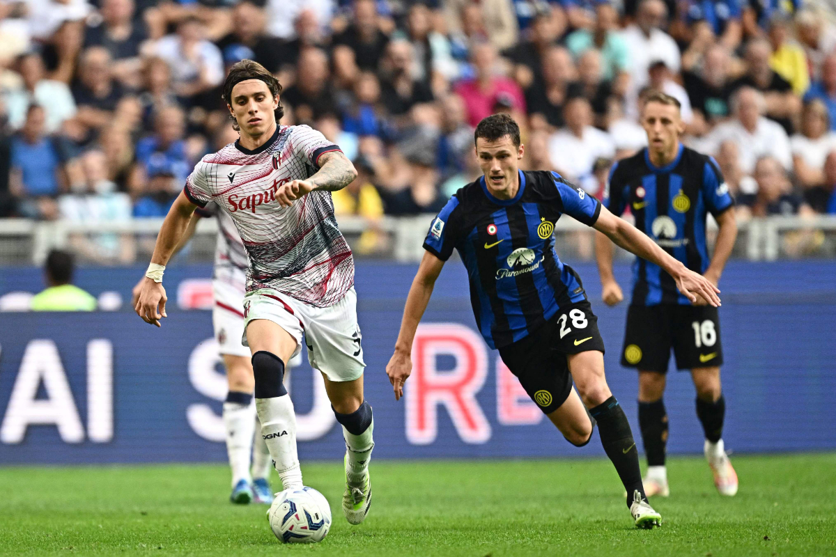 Bek Bologna Italia #33 Riccardo Calafiori (Kiri) dan bek Inter Milan Prancis #28 Benjamin Pavard berebut bola selama pertandingan sepak bola