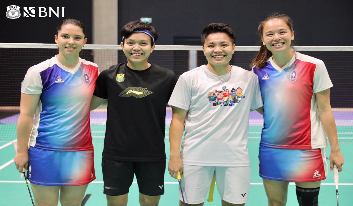 Ganda putri Indonesia Apriyani Rahayu/Siti Fadia Ramadhanti (tengah) bersama ganda putri Prancis Margot Lambert/Anne Tran.