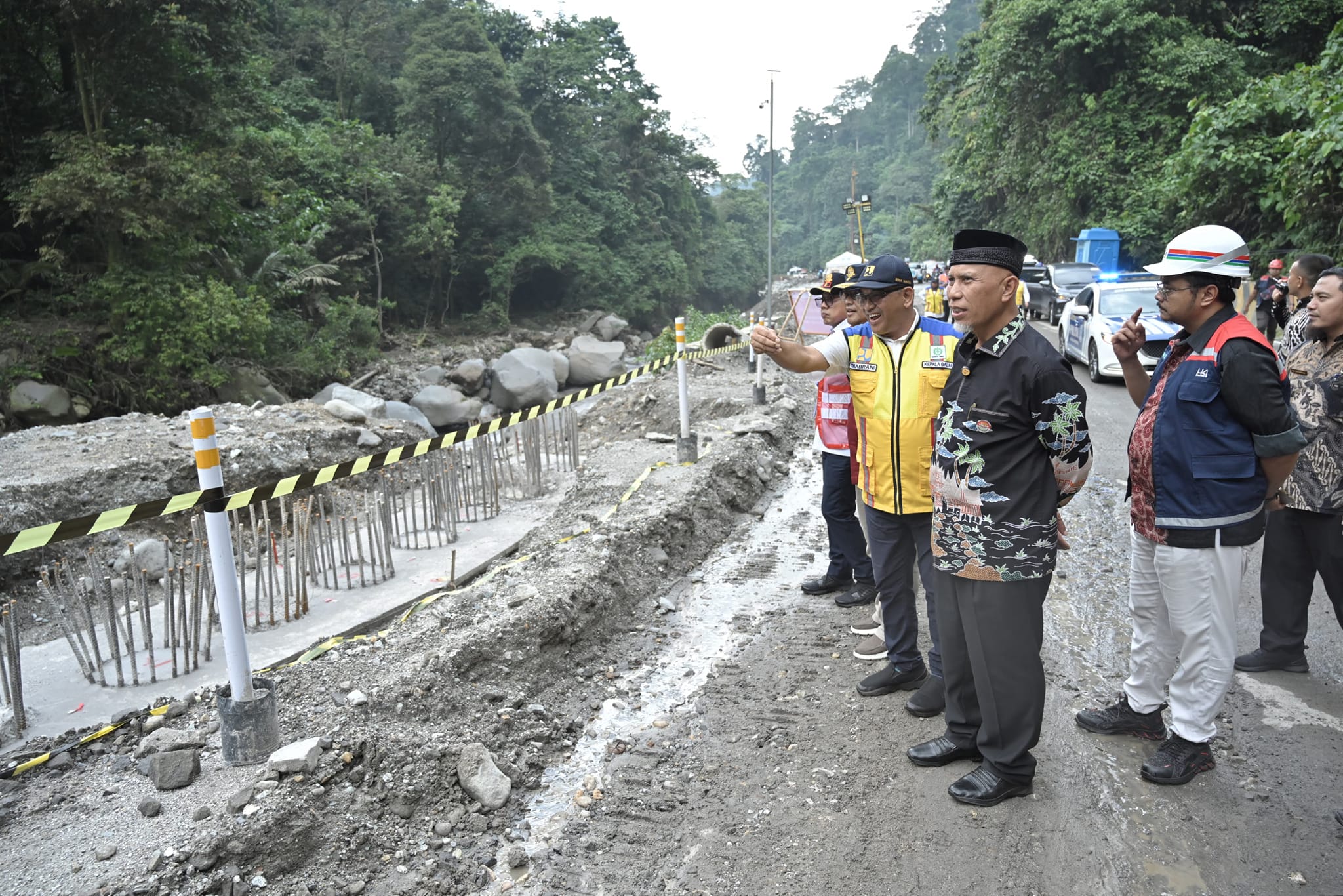 Gubernur Sumatera Barat, Mahyeldi Ansharullah, meninjau Jalan Nasional Padang Panjang-Sicincin di ruas Lembah Anai.