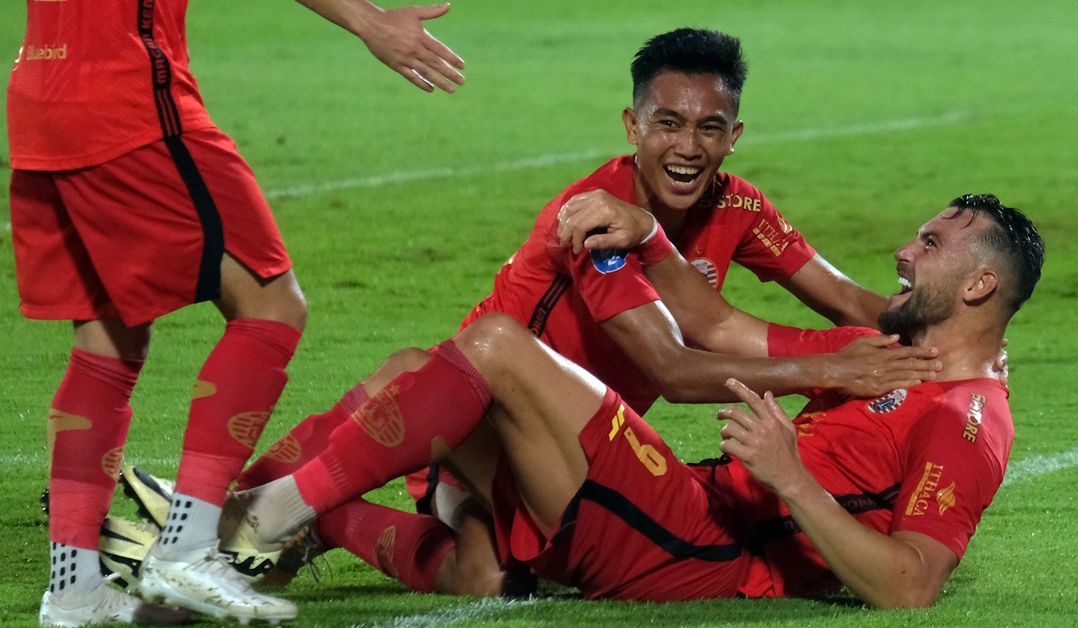 Pesepak bola Persija Jakarta Marko Simic (kanan) berselebrasi bersama Rayhan Hannan (tengah) usai mencetak gol ke gawang lawan