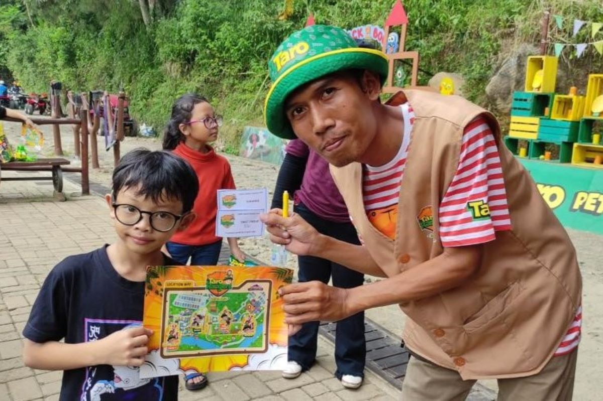 Anak bermain di Petualangan Taro Waterpark Tematik.