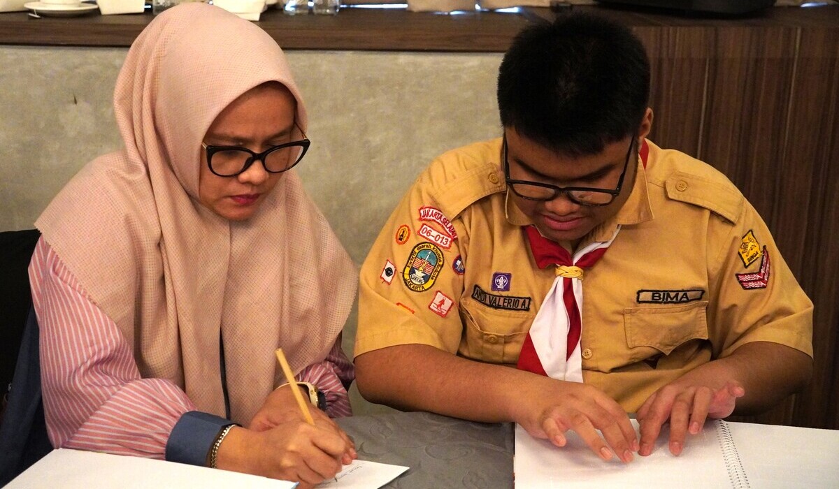 Kemendikbudristek mengalihwahanakan 100 judul buku bacaan bermutu (buku cerita bergambar) ke dalam bentuk buku Braille. 