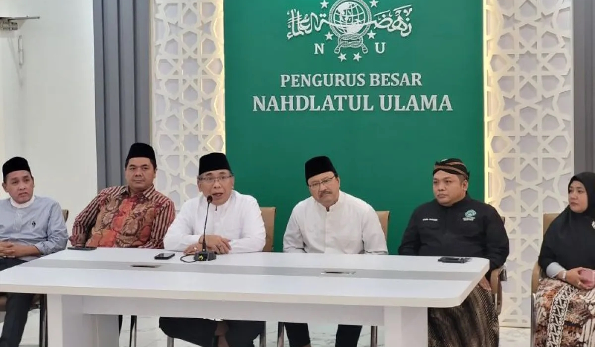 Ketum PBNU KH Yahya Cholil Staquf (ketiga kiri) dalam konferensi pers di Kantor PBNU Jakarta