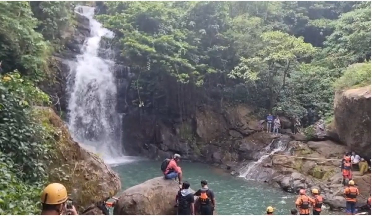 Tim sedang melakukan pencarian korban di air terjun Jami.