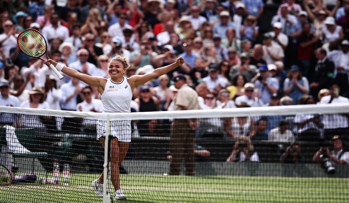 Petenis Italia Jasmine Paolini melakukan selebrasi usai berhasil melaju ke final Wimbledon.