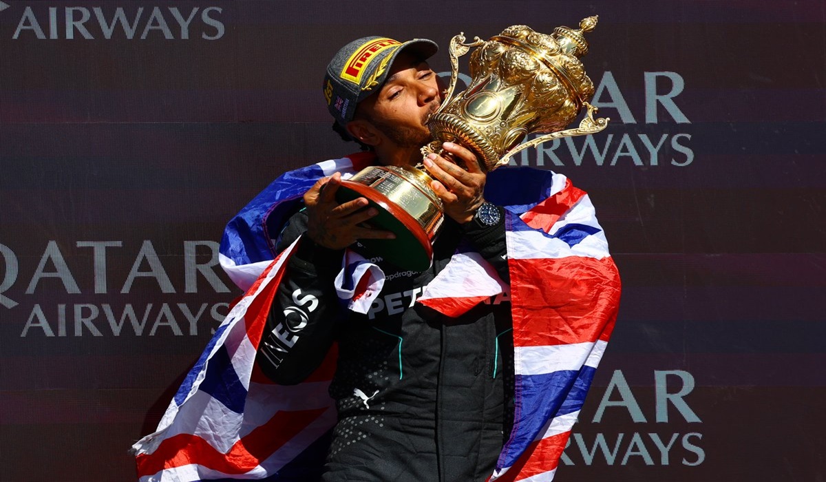 Pembalap Mercedes Lewis Hamilton usai menjadi juara di GP Inggris